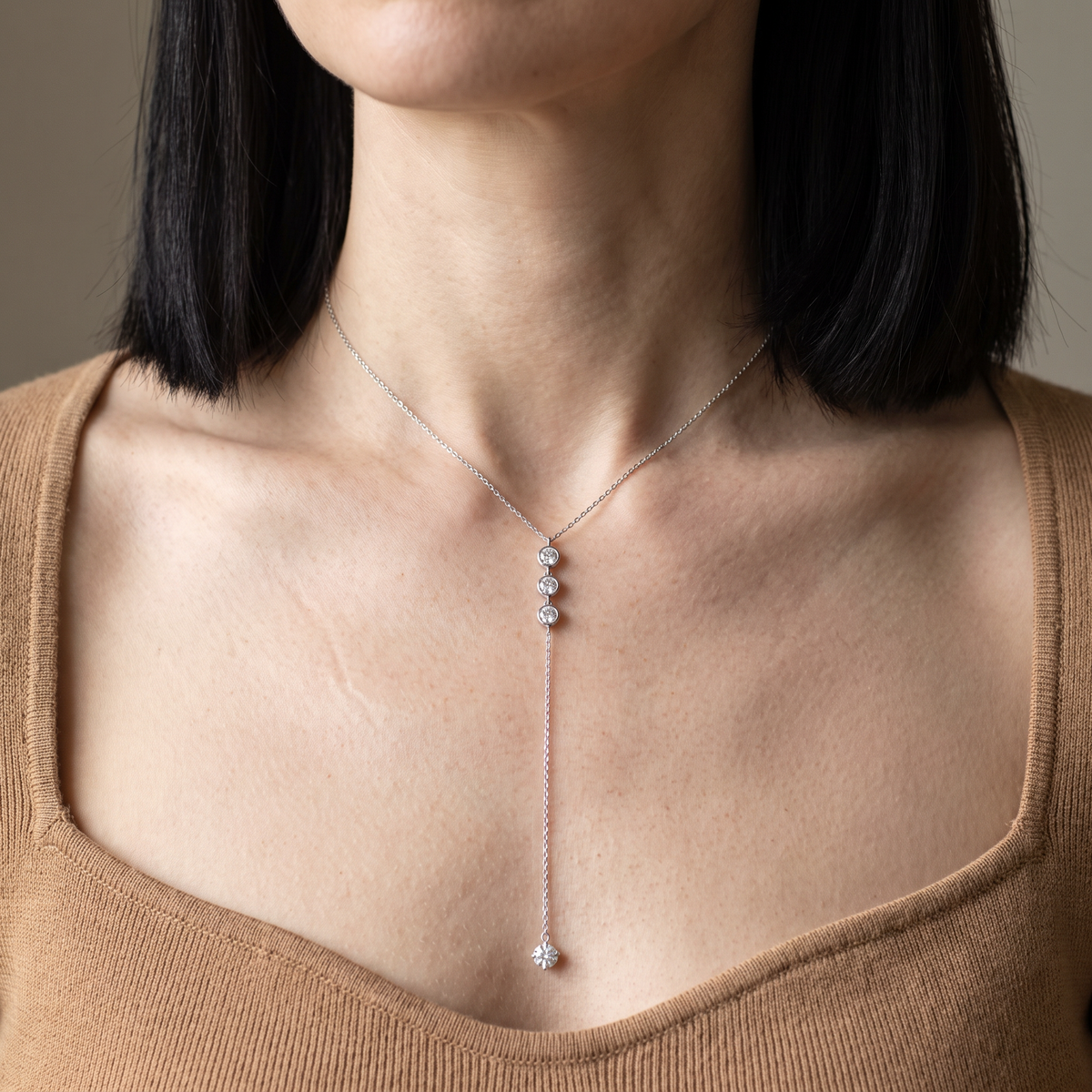 Filo Necklace worn on the neck