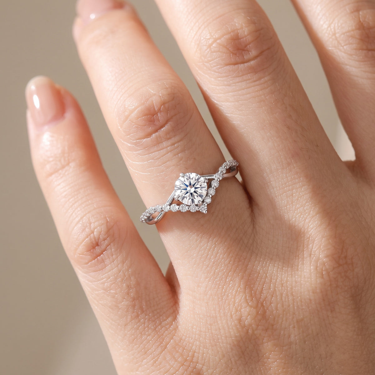 Intreccio Ring worn on hand