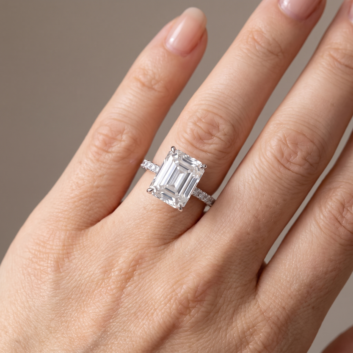 Vetro Infinita Ring worn on hand
