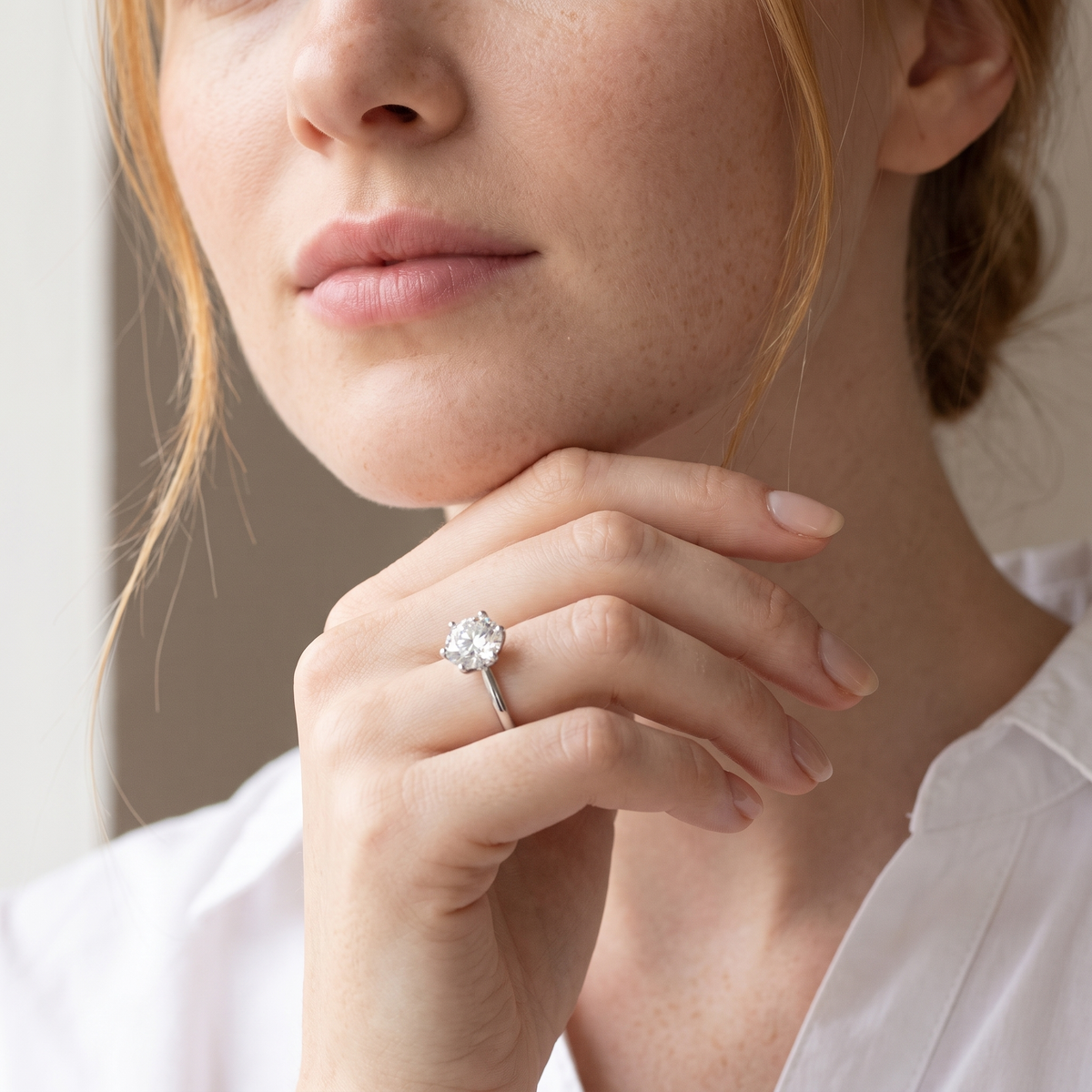 Prima Ring worn on the ring finger, close-up portrait