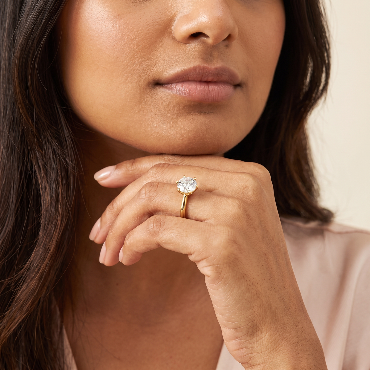 Prima Ring in gold worn on the ring finger, close-up portrait